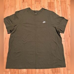 BUNDLE OF 2 NIKE SHIRTS ( PRE-OWNED) GOOD CONDITION.